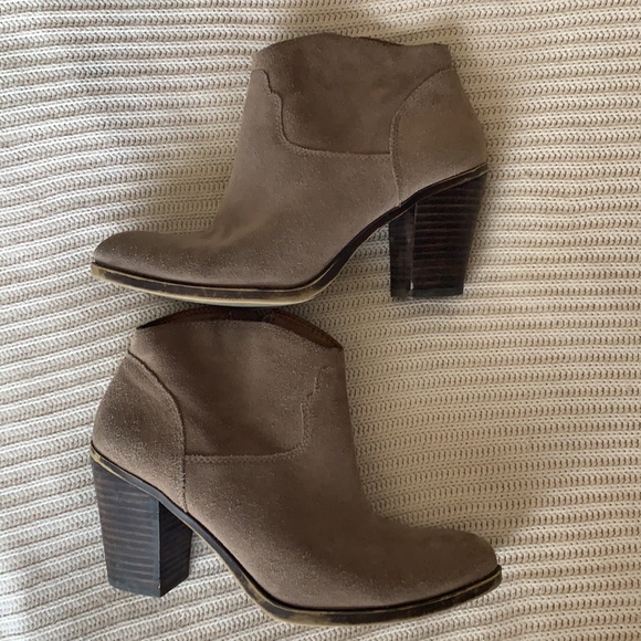 Boots - Picture 3 of 6